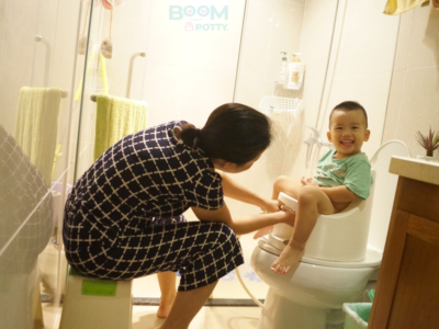 Bé ngồi bô rửa vệ sinh Boom Potty mà bị tụt mông thì có sao không? Cách điều chỉnh tư thế ngồi giúp con đỡ tụt mông?