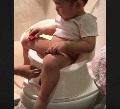 Thao tác rửa đít cho con bằng bô rửa đít đa năng Boompotty