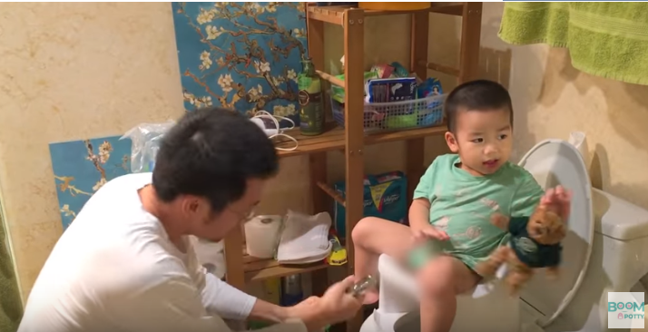 Rửa đít cho trẻ bằng bô rửa đa năng Boom Potty