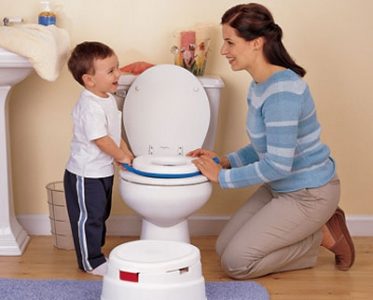 Mua bô vệ sinh bé không chịu ngồi, ba mẹ hãy thử ngay phương pháp này!